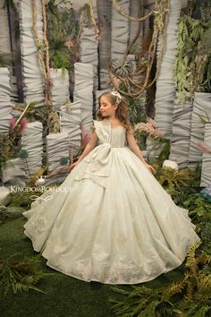 Please read our store policies before placing your order herehttps://www.etsy.com/ru/shop/Butterflydressua/policyBeautiful Ivory and Mint flower girl dress with multilayered skirt, corset with brocade, lacingItem material:  upper layer of the skirt- brocade                            middle layer of the skirt- tulle                           lower layer of the skirt- taffeta                           corset- satin with brocade, lacing.Item color: Ivory and MintSize: 12m-2-3-4-5-6-7-8-9-10The siz First Communion Photoshoot, Communion Photoshoot, Formal Flower Girl, Kingdom Boutique, Gray Flower Girl, Purple Flower Girls, Dress For Special Occasion, Mint Flower, Purple Flower Girl Dress