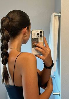 Rambut Brunette, Slicked Back Hair, Foto Tips, Sleek Hairstyles, Brunette Hair, Hairstyles For School