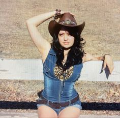 maXXXine Cowgirl Y2k Aesthetic, Cowgirl Lana Del Rey, Cowgirl Y2k Outfit, Trashy Americana Outfit, 2000s Cowgirl Outfits, Y2k Western Aesthetic, Trashy Country Aesthetic, Y2k Cowgirl Aesthetic, Y2k Country Outfit