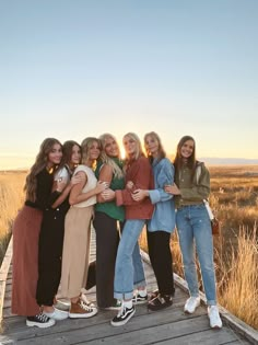 Utah Mom Aesthetic, Utah Girl Aesthetic, Granola Girl Aesthetic Outfits, Church Camp Outfits, Love My Friends, Pic Pose, I Love My Friends, Granola Girl, Fall Fits