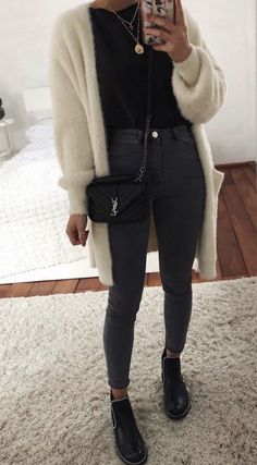 Outfit Domingo, Thanya W, Black And White Outfit, Mode Tips, Cardigan Beige, Instagram Outfits, Pinterest Outfits, Pinterest Fashion, Black Women Fashion