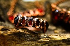 Bague dents de vampire, crocs de vampire, bijou halloween, bijou gothique, bague grenat, bijou electroforming Vampire Necklace, Vampire Jewelry, King Ring, Vampire Fangs, Jewelry Halloween, Metal Forming, Electroformed Jewelry, Gothic Necklace