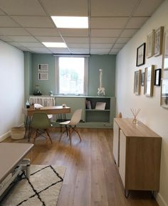 Physiotherapy Room Interior Design, Small Front Office Design, Physio Room Ideas, Physio Room Design, Doctor's Office Design, Physio Office Design, Acupunture Aesthetic, Medical Office Design Doctors