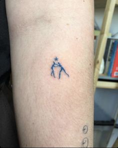 a small tattoo on the arm of a man with a knife in his right hand