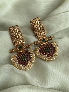 Look Boho Chic, Indian Jewelry Earrings, Traditional Outfit, Antique Jewellery Designs, Fancy Jewellery Designs, Indian Jewellery Design Earrings, Antique Jewelry Indian, Indian Jewelry Sets, Bangles Jewelry Designs