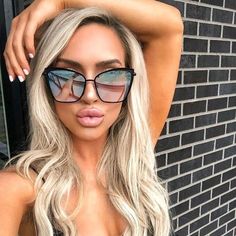 Meet your go-to shades! Our bestselling Becky radiates glam vibes with its oversized silhouette, sleek cat eye, and one-of-a-kind frame. Flower Sunglasses, Rose Gold Dress, Diff Eyewear, Aviator Glasses, Heart Shaped Sunglasses, Pink Bodycon Dresses, Grey Gradient, Trendy Sunglasses, Gradient Sunglasses