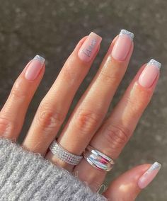 20 Chic Minimalist Christmas Nail Designs - The Mood Guide