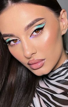 Makeup Trends 2022, Line Makeup, Makeup Runway, Spring Makeup Trends, Seasonal Makeup, Makeup 2023, Barbie Makeup