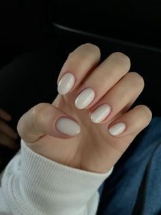 Painted Nail Ideas Polish, Short Soft Nails, Gel Manicure Almond Shape, White Short Natural Nails, Short Soft Gel Nails, Short White Nails Aesthetic, Nail Oval Short, Classic Simple Nails, Gel Nails Ideas For Work