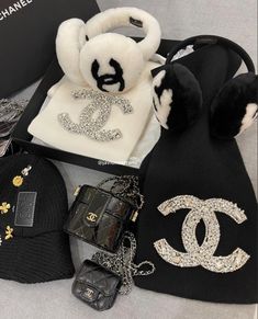 Coco Chanel Bags, Mode Au Ski, Ski Fits, Chanel Aesthetic, Lux Fashion, Being A Girl, Black Hair Kpop, Chanel Chanel, Chanel Makeup