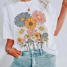 Comfort Colors Retro Daisies Flower T-shirt Boho Wildflowers - Etsy Botanical Shirt, Nature Shirts, Flower Letters, San Jose Ca, Cozy Fits, Vintage Botanical, Branded Shirts, Daisy Flower, Linocut