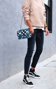 Estilo Vans, Outfits Con Jeans, Vans Outfit, Pink Knit Sweater, Mode Casual, Outfit Jeans, Looks Street Style, Mode Inspo, Sneakers Outfit