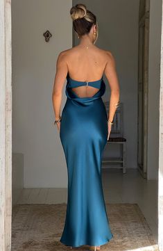 Rheanna is loved for her super feminine fit, with a draped, cowl back and fitted, elasticated bust. Made in a premium satin with a bias cut, the Rheanna maxi drapes over your curves and looks gorgeous paired with sleek hair and your highest heels. 



Colour: Teal.

Non stretch bias cut satin.

Adjustable hook and eye.

Fitted elasticated bust.

Low cowl back.

Skims over body, tapered knees and flowy bottom.

Maxi length.

Model is an XS and is wearing an XS.

 Size: XS, S, M, L, XL, XXL Prom Dresses Teal, Teal Satin Dress, Emily Venz, Open Back Prom Dress, Homecoming Dresses Corset, Teal Maxi Dress, Midi Dress Wedding Guest, Highest Heels, Teal Dresses