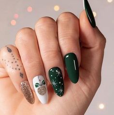 Gold Gel Nails, Dark Green Nails, Christmas Gel Nails, New Year's Nails, Dipped Nails, Xmas Nails, Snowflake Designs, Nail Shapes, Green Nails