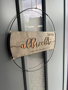 a sign hanging from the side of a door that says, famille albrecii