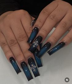 Black And Blue Nails Ideas, Air Brush Nail Set, Acrylic Square Nail Designs, Black Airbrush Nails, Air Brushed Nails, Blue Airbrush Nails, Airbrush Acrylic Nails, Aura Nails Blue, Airbrush Nail Designs