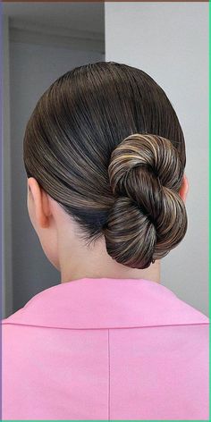 15. Sleek Twisted Knot Eight-Shape Bun A hairstyle that effortlessly blends sophistication with contemporary flair. This distinctive bun, shaped in an Updo Hairstyles Sleek, Wedding Hairstyles Sleek, Quick Wet Hairstyles, Upswept Hairstyles, Wet Hair Looks, Twisted Hair Bun, Claw Hairstyles, Elegant Updo Hairstyles, Updo Simple