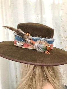 Feathered Cowboy Hat Band, Custom Western Hats, Diy Western Hat, Cowboy Hat Bands Diy, Diy Hats For Women, Custom Hat Bands, Decorated Cowboy Hats, Western Fabrics, Custom Hat Ideas