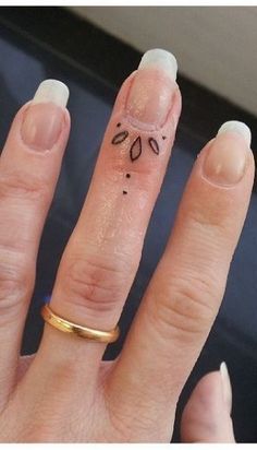 This article contains 50+ ideas for simple and easy tattoos for women and men. As well as tips for choosing the right one. Small Henna Tattoos, Henne Tattoo, Tiny Finger Tattoos, Stick Poke Tattoo, Cute Henna Tattoos, Henna Style Tattoos, Henna Inspired Tattoos, Small Finger Tattoos, Tato Henna