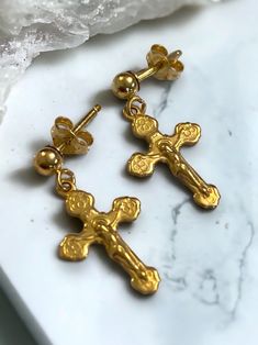 Vintage 14K Yellow Gold Small Crucifix Cross Post Pierced Earrings BEAUTIFUL! * Gorgeous cross religious earrings crafted in 14K yellow gold! * Measure approximately 18mm with drop by 10mm wide. * Butterfly backs * Weight is .7 gram Shipped FAST and FREE, in a gift box fully insured! Earring Crafts, Pierced Earrings, Earings Piercings, Jewelry Earrings Dangle, Dangle Drop Earrings, Dangle Earrings, Gift Box, Jewelry Earrings, Yellow Gold