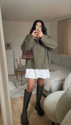 Boot Styles For Fall 2022, Mantel Outfit, Fall 2023 Fashion, Look Adidas, Estilo Indie, Skandinavian Fashion, Cold Outfits, Populaire Outfits, Looks Street Style