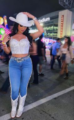 Woman Rodeo Outfit, Jean Cowgirl Outfits, Cow Girl Outfits For Black Women Rodeo, Denim Rodeo Outfit, Texas Outfits Black Women, Black Cowgirl Outfits For Women, Outfits With Cowgirl Boots And Jeans, Western Country Concert Outfit, Texas Rodeo Outfit