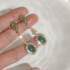 Gatsby Earrings, Extravagant Gifts, Dangle Earrings Wedding, Estilo Real, Retro Earring, Diamond Dangle Earrings, Jewelry Essentials, Earring Posts, Green Gemstones