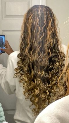 Brown Curly Hair Braids, Boho Braids Highlights, Blonde And Brown Braids With Curls, Boho Braids With Blonde Highlights, Blonde Butterfly Braids, Hair Inspiration Long, Braids Hairstyles Pictures, Cute Box Braids Hairstyles