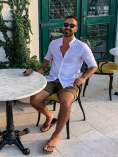 Latin Men, Preppy Men, Short Men, Summer Shorts Outfits, Havaianas Flip Flops, Short Men Fashion, Hipster Mens Fashion, Men Looks