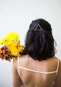 Modern triangle barrette in sleek gold tone metal. Complete with a secure clip and metal teeth to keep tresses in place. Hair Acessories, Blonde Box Braids, Short Box Braids, Box Braids Styling, Bob Hair, Penteado Cabelo Curto, Short Blonde, Hairstyles For Round Faces, Box Braids Hairstyles