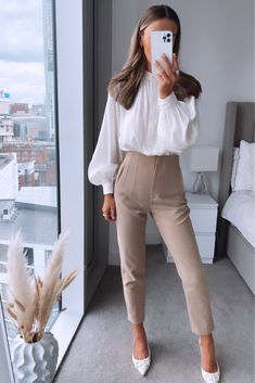 Women’s Work Blouses, Balloon Sleeve Outfit, Elegant Fashion Women, Spring Buissnes Outfits Woman, Balloon Sleeve Blouse Outfit, Spring Elegant Outfits, White Blouse Outfit Classy, Spring Outfit Work, Chic Elegant Outfits