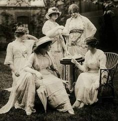 Women In Dresses, Edwardian Tea Dress, Victorian Tea Party, Tea Gown, 1910s Fashion, Vintage Blog, Dress Appropriately, Foto Vintage, Photo Vintage