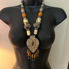 Beautiful Vintage Tribal Piece White Necklace For Festivals, Diy Jewellery Designs, African Jewelry, Womens Jewelry Necklace, Diy Jewelry, Jewelry Design, Jewelry Necklaces, Necklaces, Women Jewelry