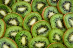 sliced kiwis are arranged in the shape of hearts on top of each other