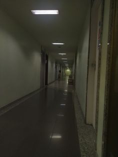 an empty hallway with no people in it