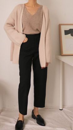 Fashion Meaning, Fashion 40s, Simple Work Outfits, Minimalist Moda, Boots 2020, Video Fashion, Fashion Ads, Casual Work Outfits Women, Minimalist Fashion Women