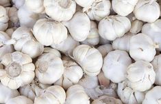 a pile of garlic sitting next to each other