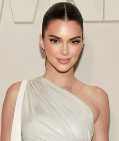 Kendall Jenner Id Photo, Maquillaje Kendall Jenner, Kendall Jenner Maquillaje, Glam Bride Makeup