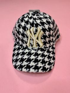 Be prepared to stand out when you wear this dad hat. This houndstooth design with the NY logo is what you are missing in your closet. Beanie Hat Outfit, Sorority Party, Fashion Trend Inspiration, Date Night Fashion, Dressy Casual Outfits, Stylish Summer Outfits, Fancy Hats, Dope Jewelry, Spring Fashion Outfits