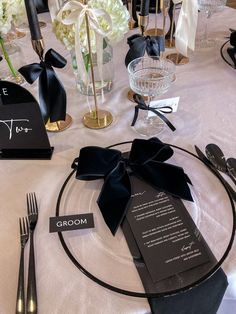 Black And White Wedding Dinner, Wedding Table Decor Ideas Elegant, Old Money Theme Wedding, Black And White Table Scape, Black And White Wedding Place Settings, Wedding Table No Charger Plates, Black Wedding Plates, Personalised Wedding Ideas, Black And White Wedding Theme Classy Table Settings