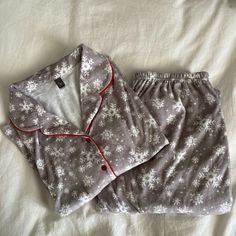 Brand New Never Worn Grey With White Snow Flakes Polyester Womens Pj Sets, Snow Flakes, White Snow, Pj Sets, Gray White, Women's Intimates, Pajamas, Brand New, Grey