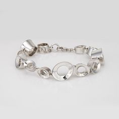 This is part of Chairish’s Costume Jewelry assortment.  Stylish estate Tiffany & Co Frank Gehry Morph bracelet crafted in sterling silver (circa 2006-2012).    The chunky bracelet is a Tiffany classic, with thick oval links designed by the famed Frank Gehry. No longer available for sale at Tiffany & Co, the retired Tiffany bracelet weighs 48 grams has a hefty, solid feel on the wrist. The bracelet is great worn alone or layered with your fine jewelry from any era.   The bracelet is in good condi Modern Sterling Silver Link Bracelet, Modern Polished Sterling Silver Bracelet, Modern Silver Bracelet With Shiny Finish, Modern Hallmarked Sterling Silver Bracelet, Modern Polished Chain Bracelet, Modern Oval Sterling Silver Bracelet, Contemporary Polished Bracelet, Modern Round Chain Bracelet With Polished Finish, Contemporary Sterling Silver Bracelet With Polished Finish