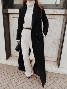 Photos via Pinterest Coat Outfits For Women, Vinter Mode Outfits, Mantel Styling, Long Coat Outfit, Winter Mode Outfits, Outfits To Copy, Skandinavian Fashion, Outfit Chic, Look Retro