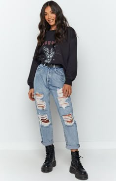 Feminine Fits, Soft Grunge Outfits, Mom Jeans Outfit, Black Tiger, Aesthetic Grunge Outfit, Placement Print, Grunge Outfit, Oversized Jumper, Grunge Look