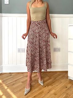 Gorgeous floral maxi skirt, circa 1950's - Light and flowy - Has an underlay - Elasticated waistline - Can be tied at the front as well as at the back - Side zipper - Inside buttons for suspenders - No size or fabric content tags Size S - M Waist 66 - 82cm (stretched) Length 84cm If you're in doubt, please ask for more measurements or information. All garments are pre-owned and may display minor signs of wear and age, but any notable flaws will be mentioned in description. Visit our shop for oth Garden Party Long Lined Skirt, Vintage Gathered Midi Skirt, Vintage Flowy Maxi Skirt, Vintage Wide Leg Maxi Skirt For Spring, Retro Long Skirt With Floral Print, Vintage Flowy Maxi Skirt For Summer, Vintage Floral Print Long Maxi Skirt, Vintage Floral Print Maxi Skirt, Vintage Gathered Skirt Bottoms For Summer