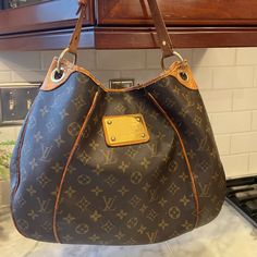 Good Used Condition With Some Tears Along Leather Piping On Front Of Bag (Pictured) And Discoloration On Inside Of Inner Pocket Thanks To A Red Lipstick That Did Me Wrong. Lining Has Been Cleaned But There Are Some Minor Stains And Marks. Some Minor Scratched On Brass Plate On Front Of Bag All Pictured. Louis Vuitton Galliera, Louis Vuitton Bumbag, Louis Vuitton Neverfull Damier, Louis Vuitton Bucket Bag, Louis Vuitton Neverfull Pm, Authentic Louis Vuitton Bags, Louis Vuitton Papillon, Louis Vuitton Artsy, Louis Vuitton Vernis