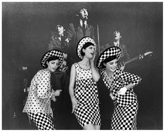 The Dees Triplets,   New York 1964 Jerry Schatzberg, Moda Pin Up, 60's Mod, Faye Dunaway, Beatles Fans, 1960's Fashion, Three Women, The Sixties, Mod Fashion