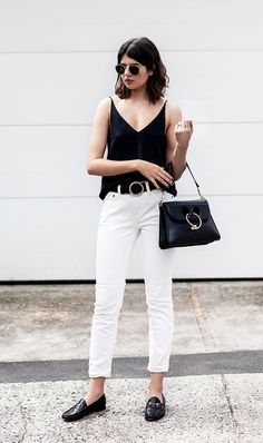 What better way to prep for the coming season than some inspo from our favorite bloggers for the best spring outfits to wear with jeans? Black Loafers Outfit, Loafers Outfits, How To Wear Loafers, Cord Jeans, White Summer Outfits, Stylish Spring Outfit, Spring Trends Outfits, Loafers Outfit, Outfit Jeans