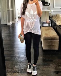 Sporty Mom Outfits, Sporty Mom, Leggings Outfit Ideas, Ladies Fitness, Athleisure Outfits Summer, Outfits Of The Week, Winter Yoga, Leggings Outfit Fall, Outfit Inspo Spring