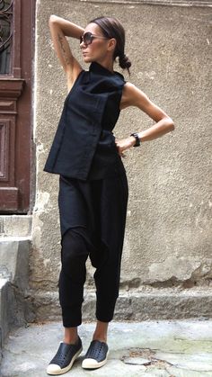 Black Linen Sleevless Top / Beautiful vest / Linen Vest | Etsy Vest Linen, Vest With Buttons, Casual Chique Stijl, Sleevless Top, Chique Outfit, Linen Vest, Looks Black, Inspired Outfits, Black Linen